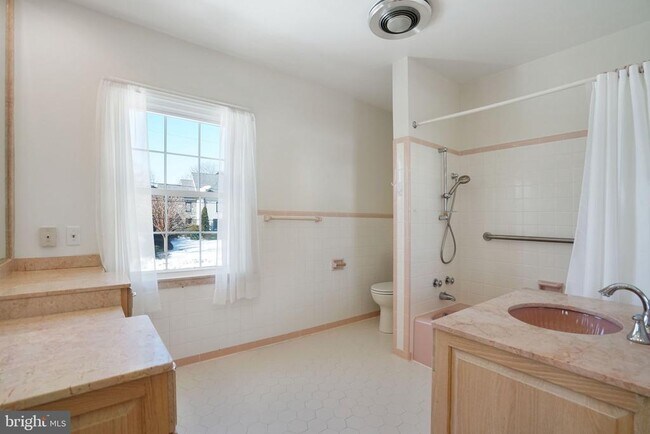 Building Photo - 513 Cathedral Dr