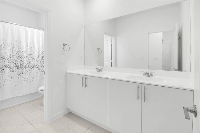 Building Photo - 879 SE 26th Ter