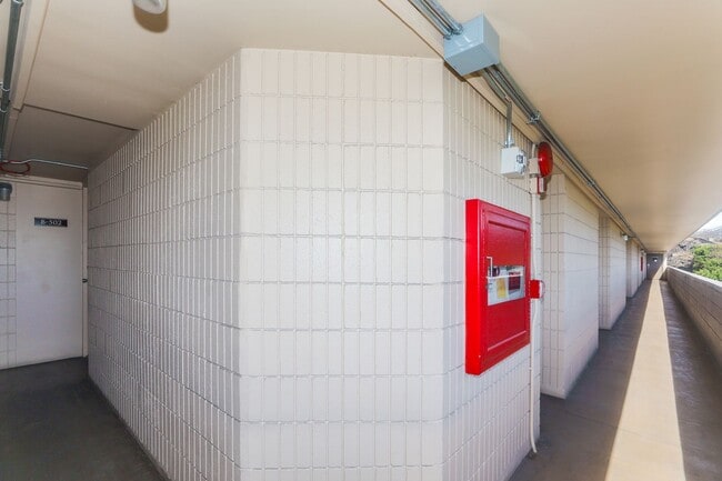 Building Photo - Sunset Lakeview - Fully renovated 3 bedroom, 2 bath on lower floor comes with tandem parking for ...