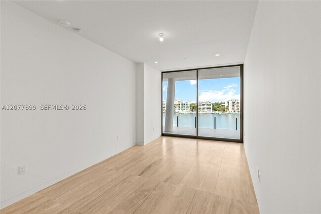 Building Photo - 5 FL-5