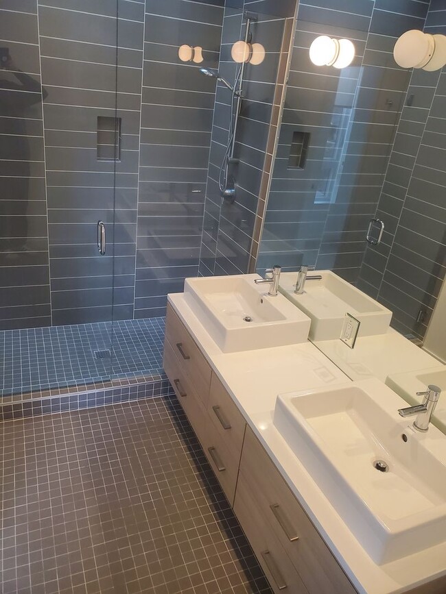 Building Photo - 3 Bedroom 3.5 Bath River Views - Walk to Old Mill