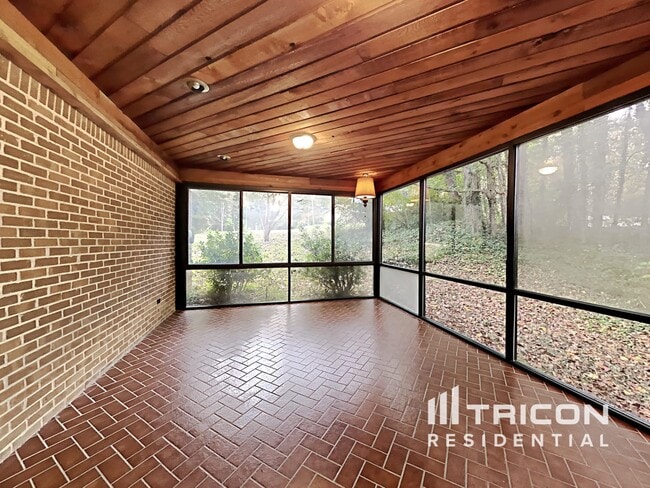 Building Photo - 135 Victoria Dr