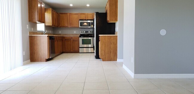 Building Photo - 4 Bedroom /2.5 bath Spacious Home In Sanford!