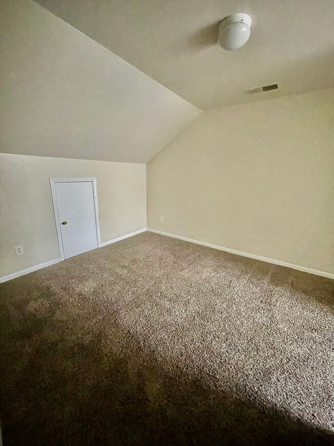 Building Photo - Must see 4 bedroom 2.5 bath townhouse with...