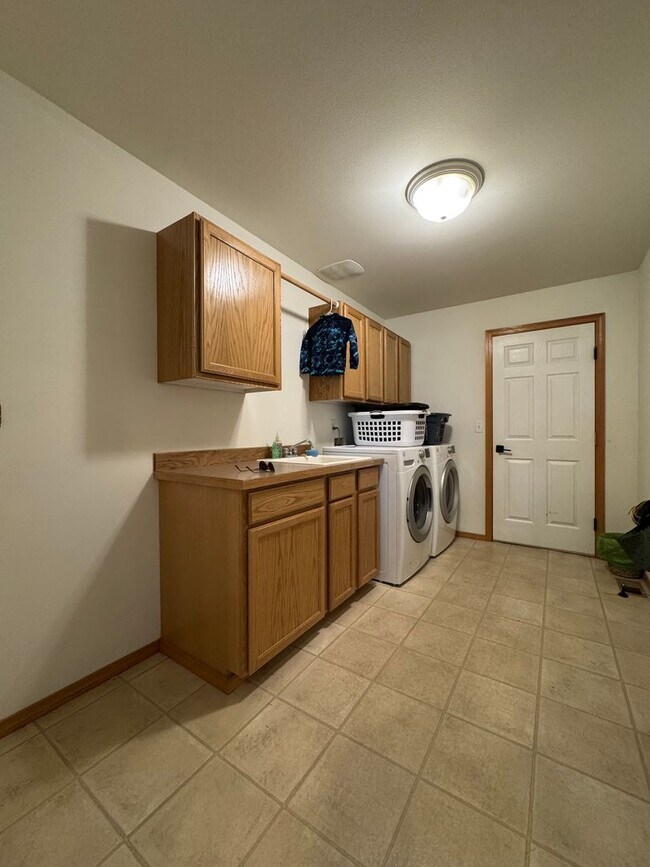Building Photo - Expansive & Modern 4-Bedroom Home for Rent