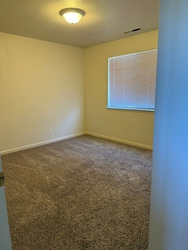 Building Photo - Two Bedroom Two Bath Townhome move in ready!