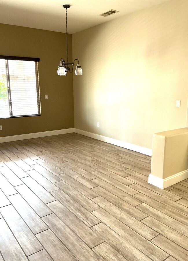 Building Photo - Beautiful 5 Bedroom Home in Desirable Stoney Mountain Ranch – Now Available!