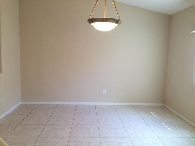 Building Photo - Carry Over Showing: This property has been...