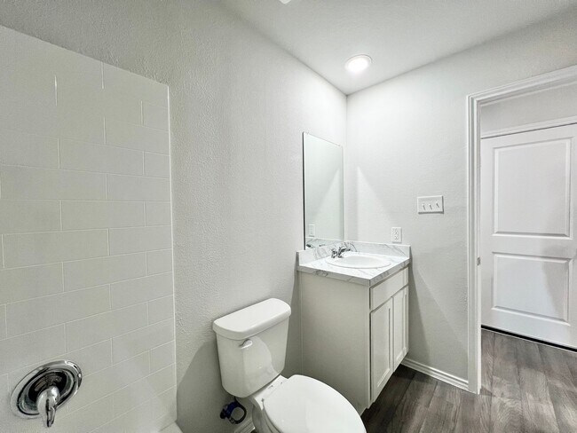 Building Photo - New 4 bedroom, 2 bath in Treaty Oaks Community