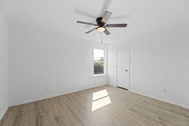 Building Photo - 722 Lavaca Loop