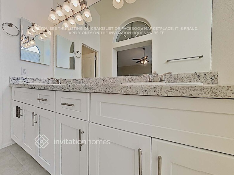 Building Photo - 605 E Devon Dr