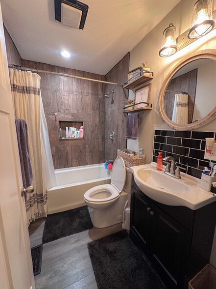 Building Photo - 222 S Vine St