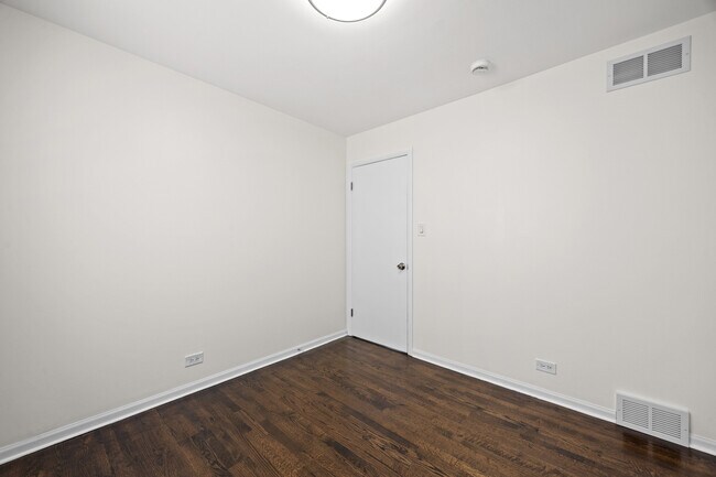Building Photo - 1615 W Greenleaf Ave