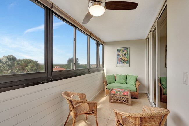 Building Photo - For Annual Rent 2 Bedroom 2 Bath Updated B...
