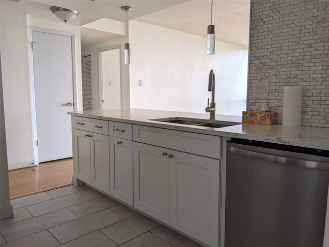 Building Photo - 5001 Woodway Dr