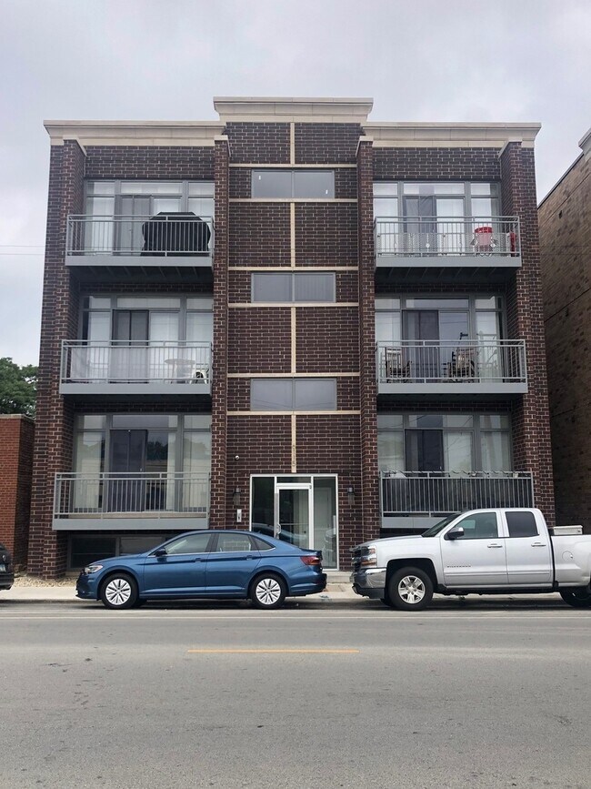 Primary Photo - 6109 N Elston Ave