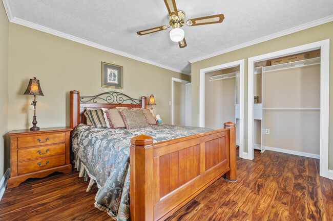 Second bedroom with a cozy Full-sized bed - 1090 Quail Trl