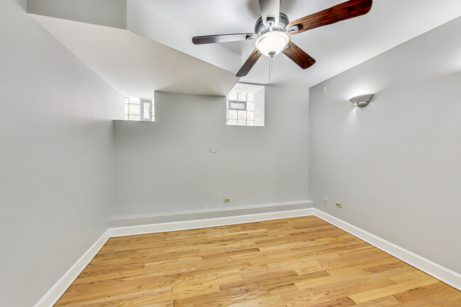 Building Photo - 864 W Aldine Ave