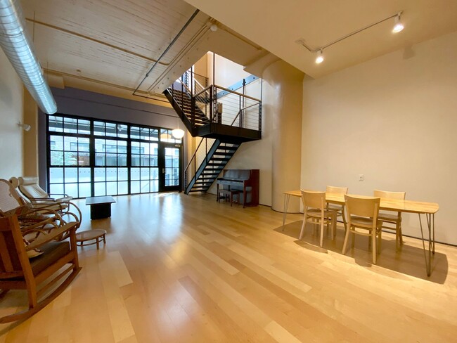 Building Photo - Gorgeous Pearl Loft with Private Entrance,...