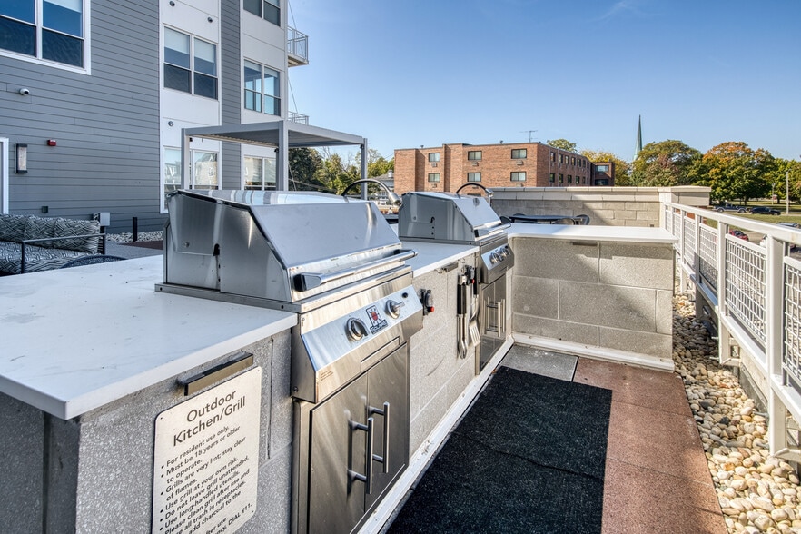 Building Photo - 5945 6th Ave