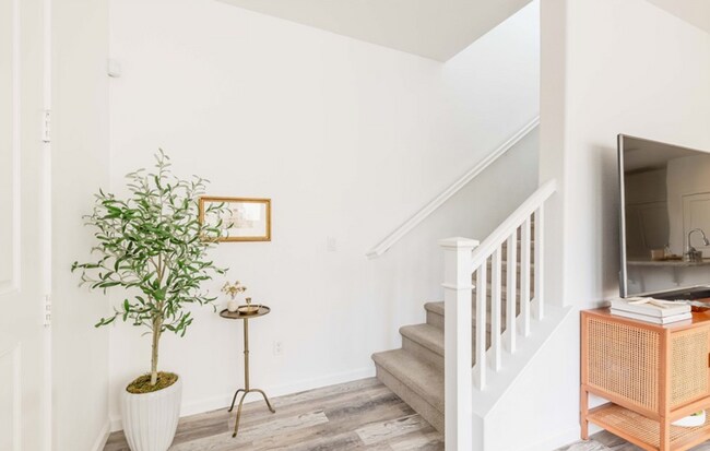 Building Photo - Spacious 3 Bed / 2.5 Bath Home in Chula Vista – Available May 15th