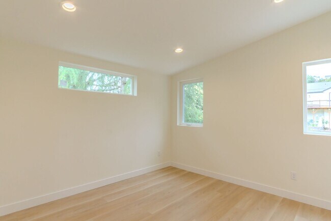 Building Photo - 2Bd/2.25Ba Seattle Home