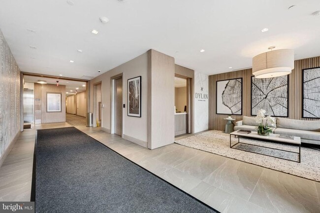 Building Photo - 701 Swann Ave