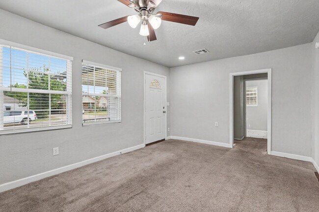 Building Photo - 537 SW 45th St