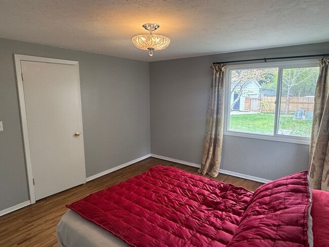 Building Photo - Spacious Home with Great Location