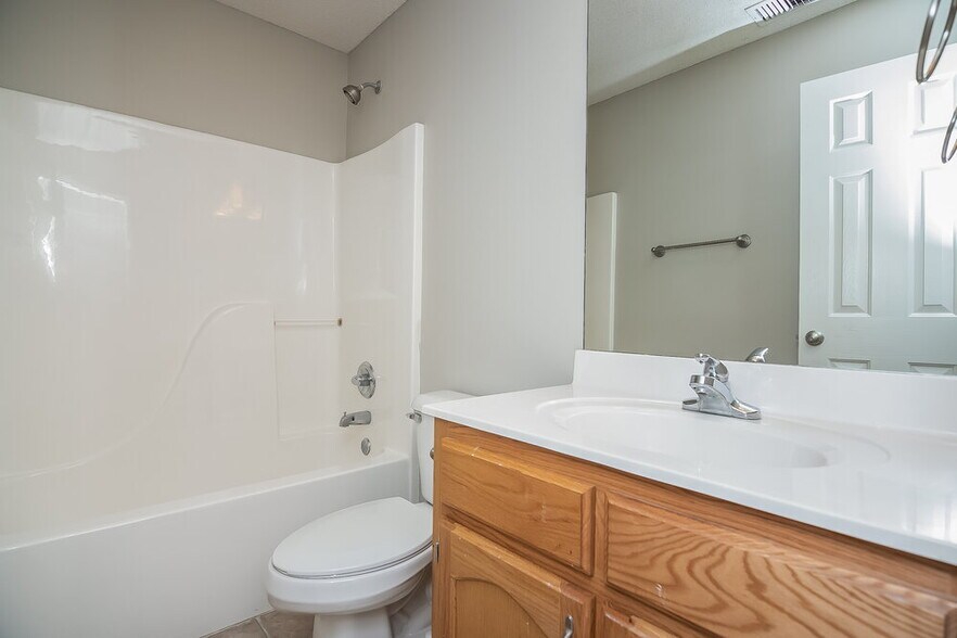 Building Photo - 1118 Greenwich Dr