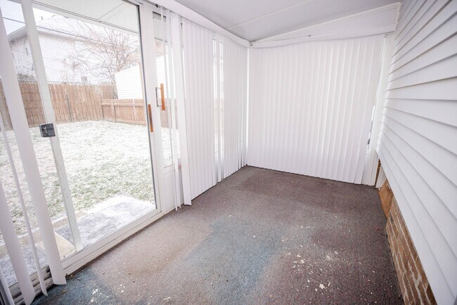 Building Photo - Beautiful two bedroom home with bonus room, fenced in back yard, garage, and full basement!