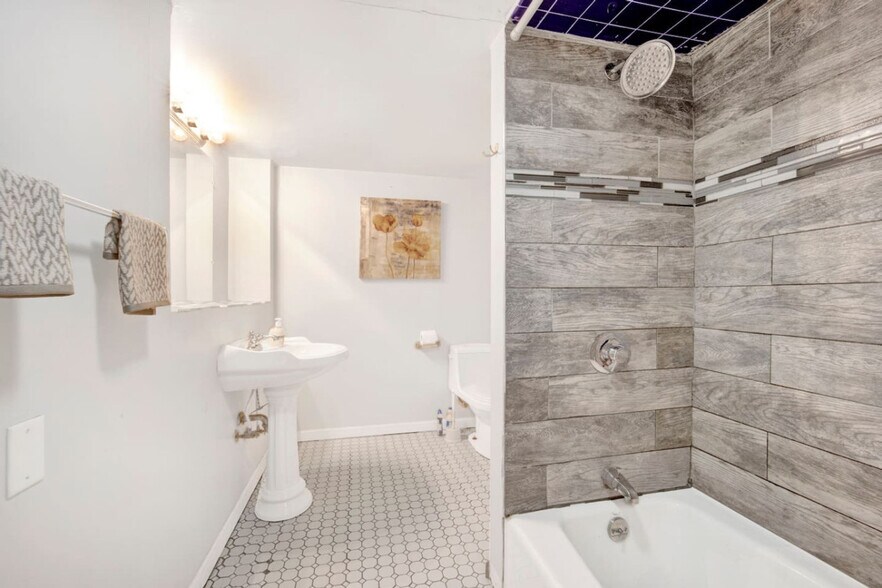 Building Photo - 1205 W Oakdale Ave