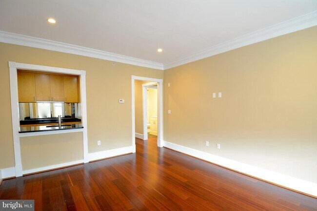 Building Photo - 900 N Washington St