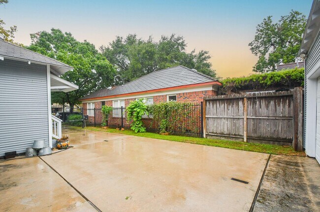 Building Photo - 4625 Pineridge St