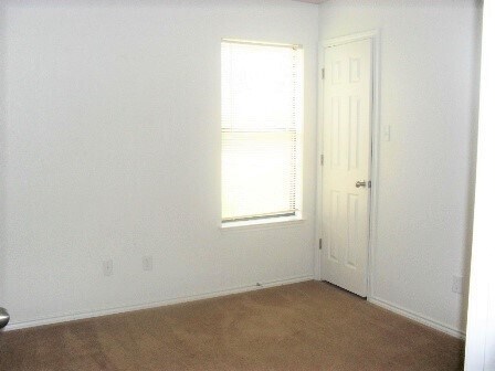 Building Photo - 2812 Ashley Dr