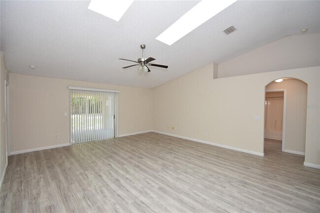 Building Photo - 15 White Deer Ln