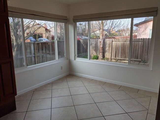 Building Photo - 908 Labrador Way