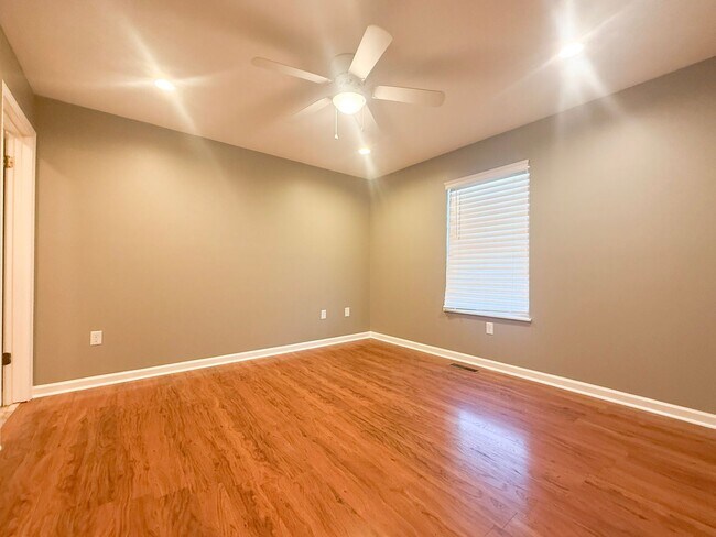 Building Photo - Pet-Friendly 3-Bedroom Home with Fenced Yard, Sun Room & Utilities Included