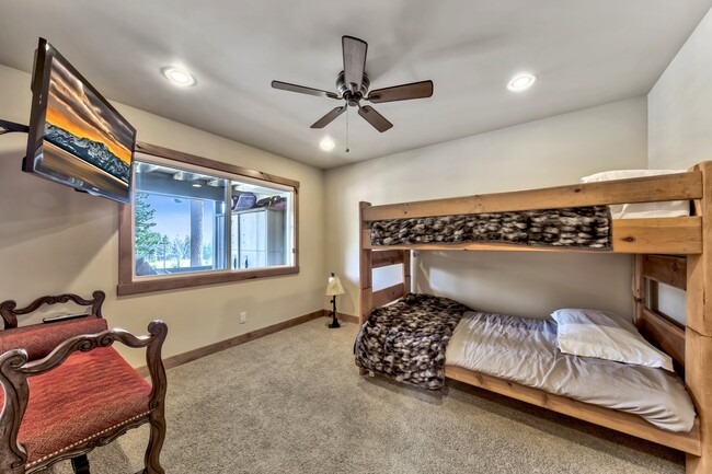 Guest bedroom with twin beds - 948 Harold Dr