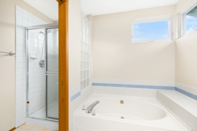 Building Photo - Beautiful and Bright 3 Bedroom Home in Klahanie