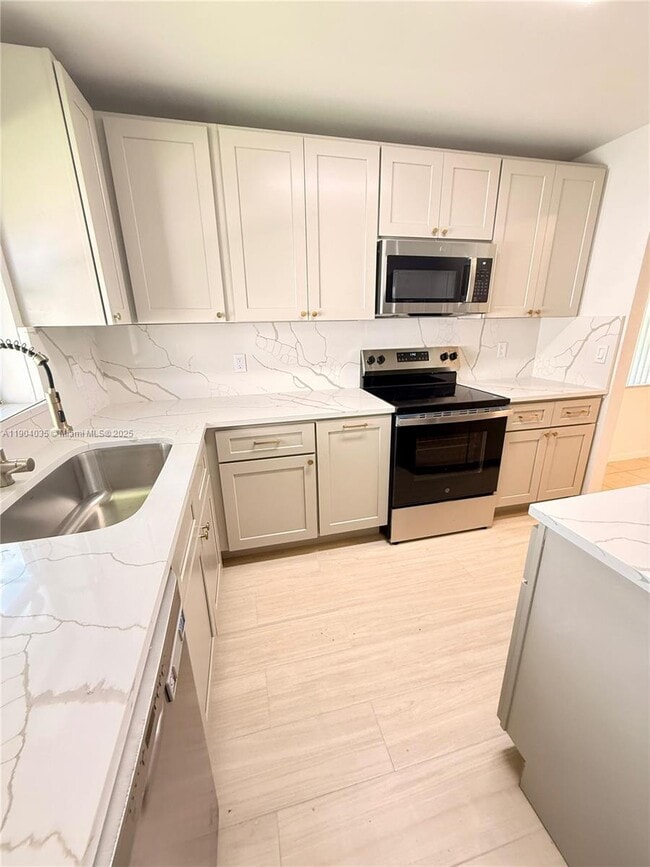 Building Photo - 236 NW 12th Ct