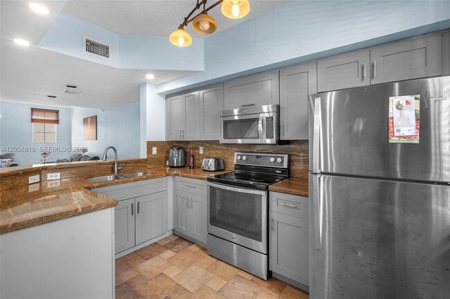Building Photo - 2845 NE 185th St