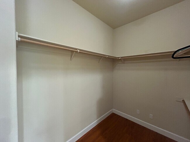 Building Photo - Luxurious and Spacious 5 Bedroom in Gilroy