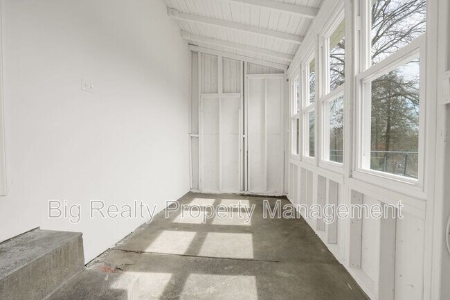 Building Photo - 228 Bridge St