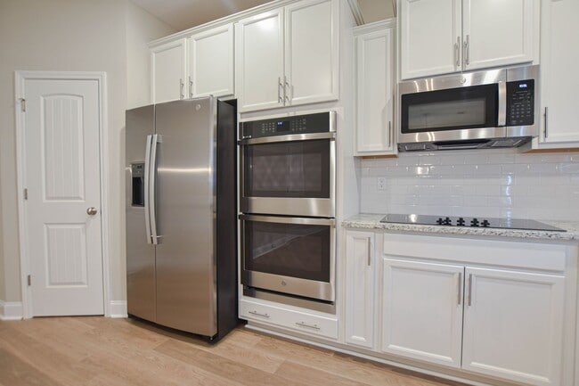 Building Photo - Fantastic Four Bedroom with Bonus!