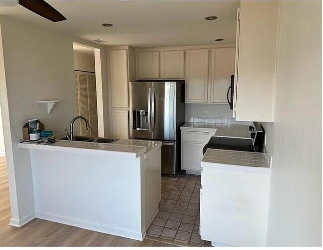 Building Photo - 870 S Rancho Santa Fe Rd