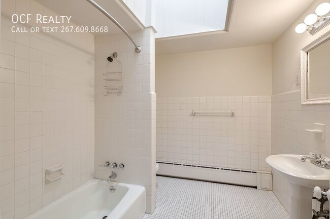 Building Photo - Charming Two Bed Rittenhouse Apartment