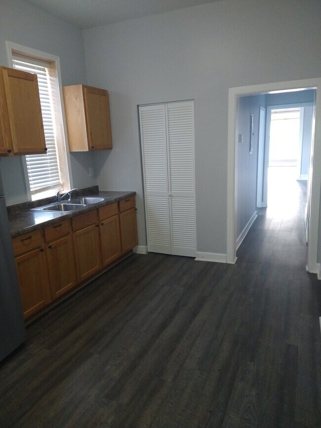Building Photo - 209 S Albany Ave