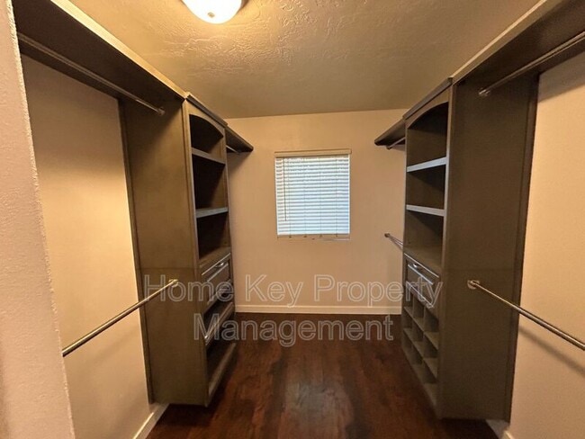 Building Photo - 3165 Crestview Dr