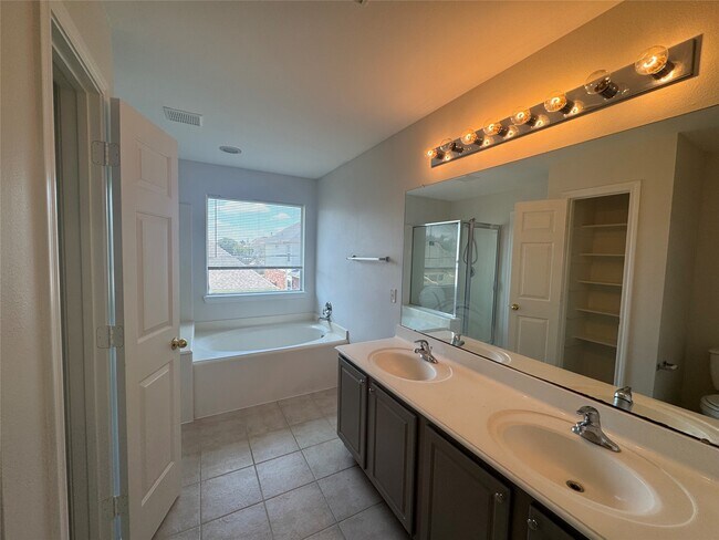 Building Photo - 5715 Vinemont Ln
